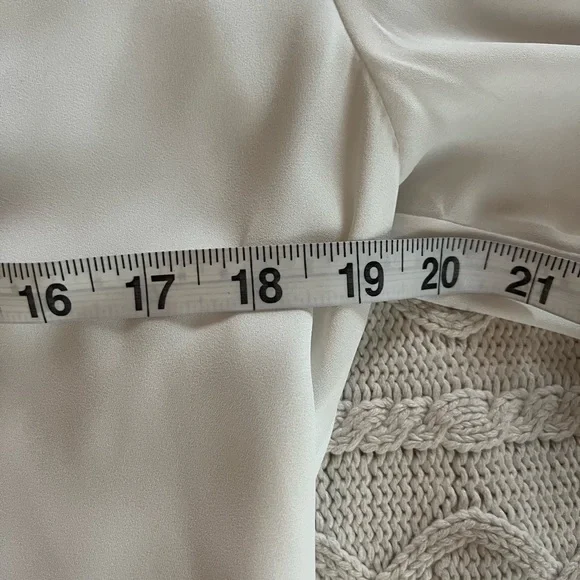 White House Black Market Bell Sleeve Flowy Rich White Blouse Women’s Size 8 - Picture 15 of 16